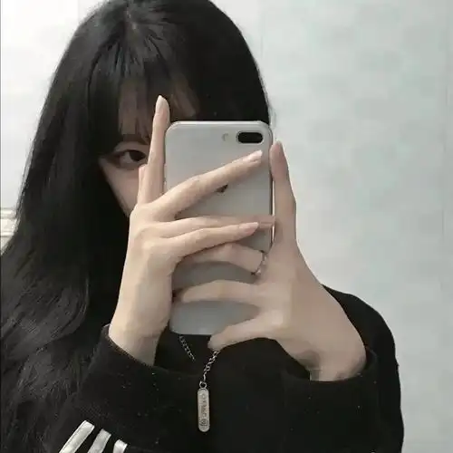 简单遮住脸的女生头像