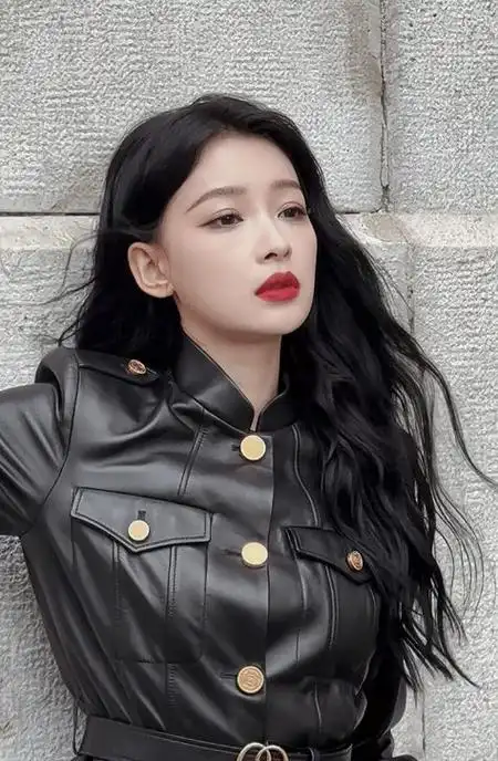 孙怡,娜然,王紫璇米兰亮相,孙怡穿黑皮衣秀美腿!