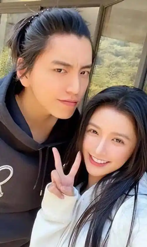 传闻王大陆是黄晓明的接班人.很多营销账号都称赞他的颜值和演技.