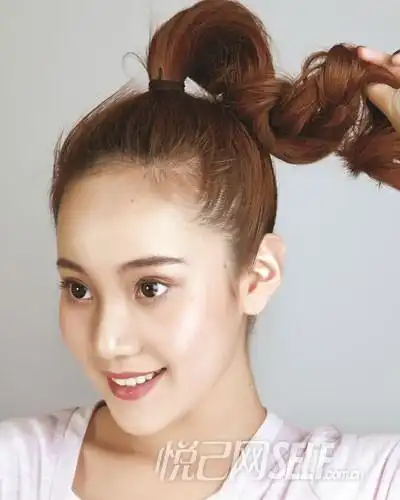 夏季女星出街最爱发型 丸子头扎法详解