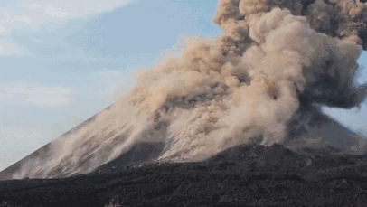 乐队上一秒还在演奏,下一秒就被卷走!印尼海啸已致222人死亡