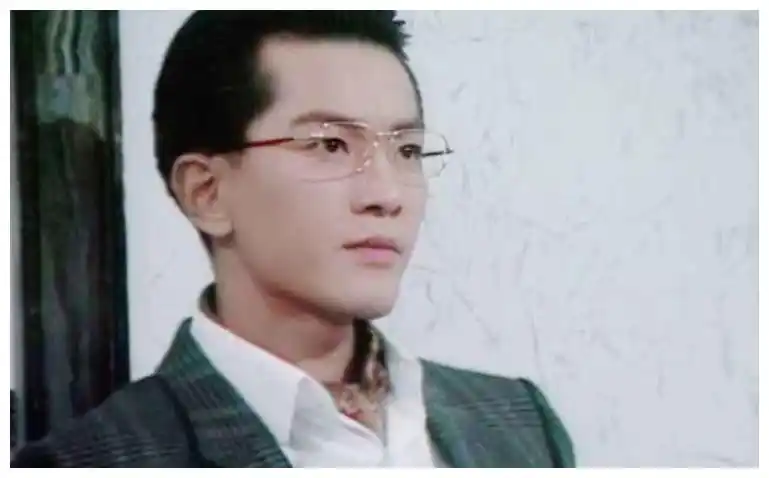 而且郑伊健饰演的心狠手辣的黑帮反派,但是看上去戴着金丝眼镜