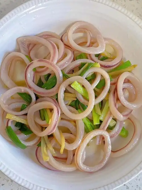 91做法:16615锅内加水,姜片,料酒,水开加入鱿鱼圈煮1分钟后捞出