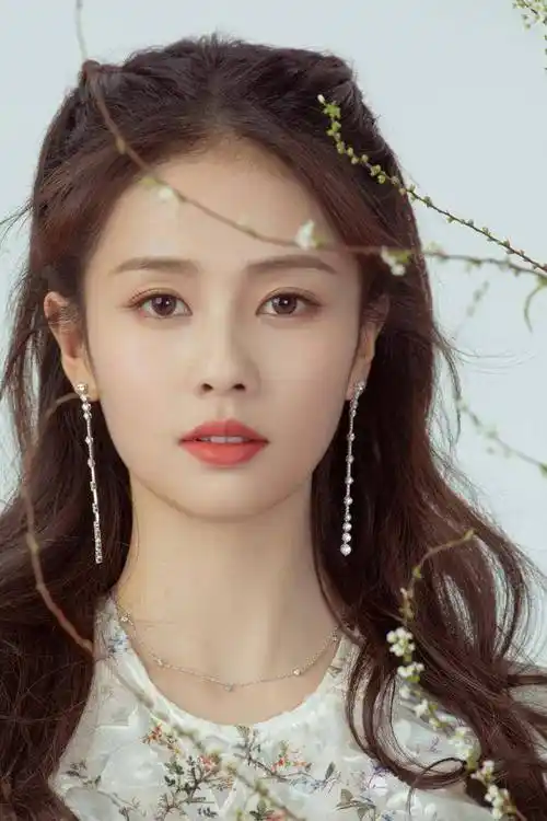 网传当红女星白鹿出道前旧照片 言论风波未平又引微整热议_观众_网友