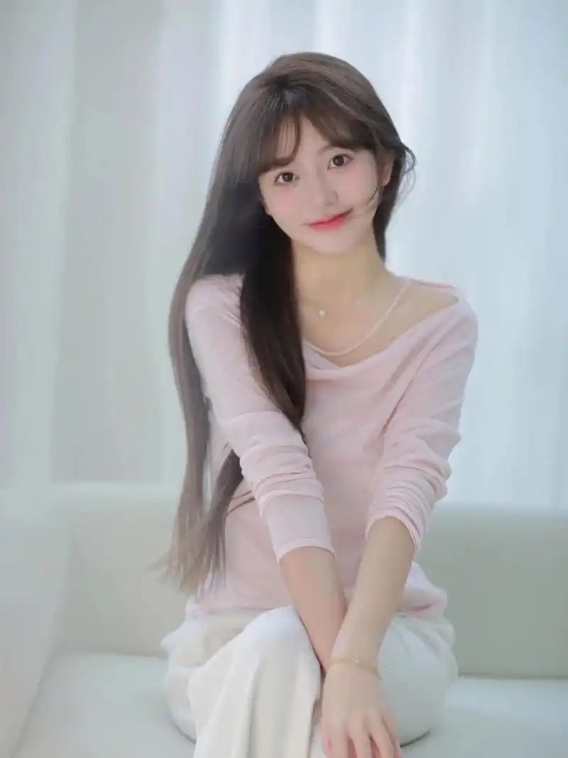 纯天然素颜美女,浓眉大眼显清纯又养眼!