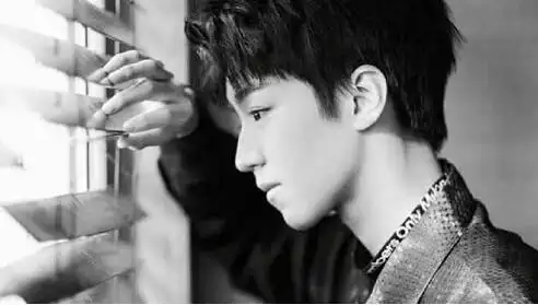 王俊凯社交号曝光 晒低头侧脸黑白帅气照与国际接轨主演解忧杂货铺受