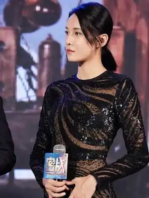 张蓝心《密战》剧照,身着黑色花纹装,露出逆天.