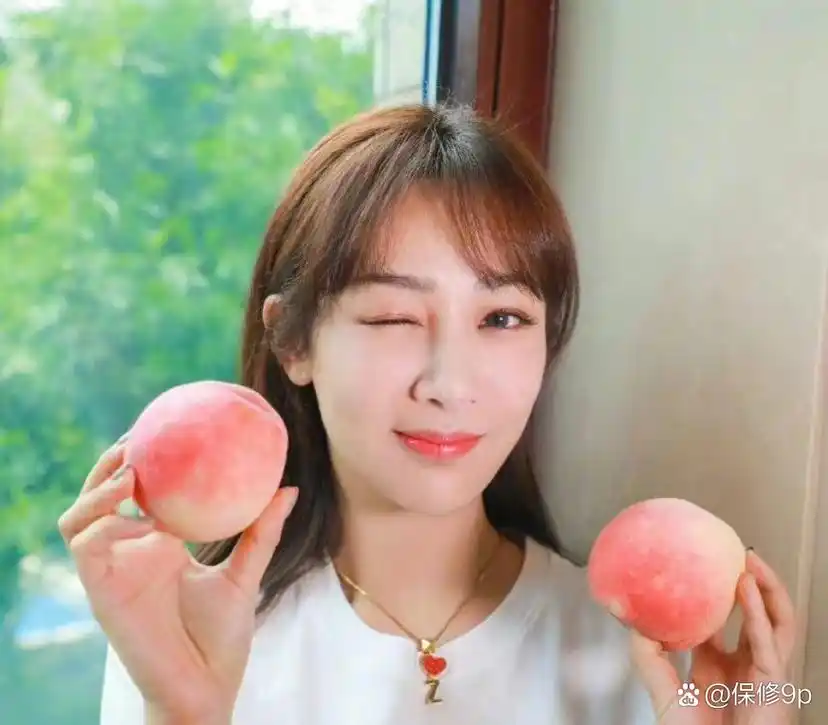 侯明昊的女朋友藏在他的工作团队里,两人不怕被拍到.   2.