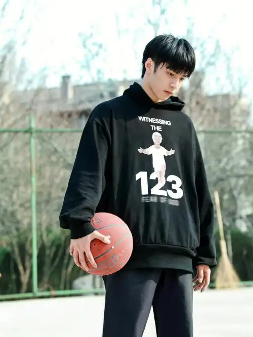 打篮球的男生很帅