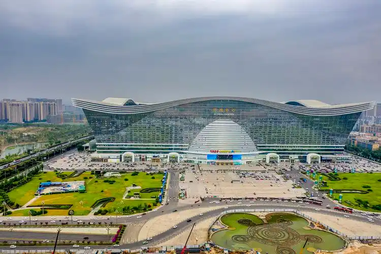 航拍世界最大单体建筑成都环球中心