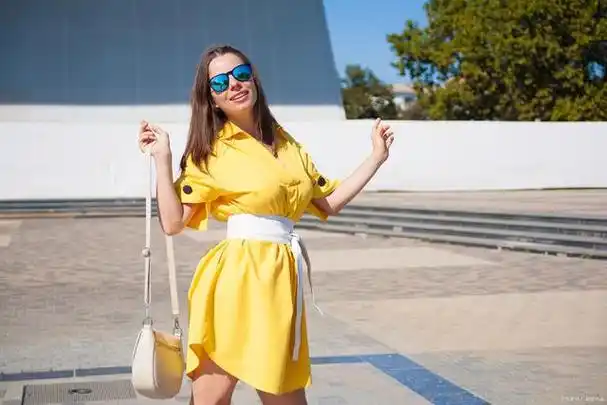 然而,搭配黄色衣服可能会有些挑战,因为它是一种醒目的颜色,需要巧妙