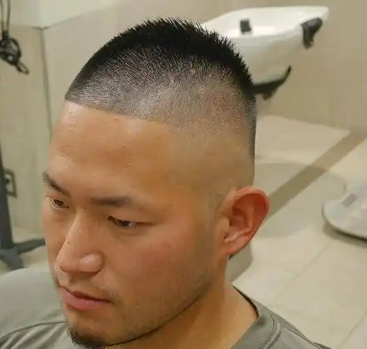 一般情况下,子弹头更适合头发比较粗硬的头发,头顶尖尖的效果需要头发