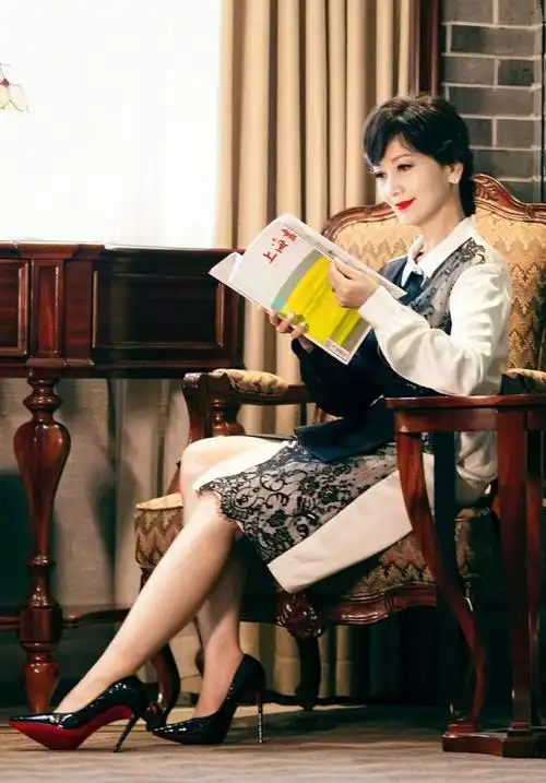 64岁赵雅芝真高调啊戴墨镜染红唇韵味十足穿衬衫裙气质很优雅