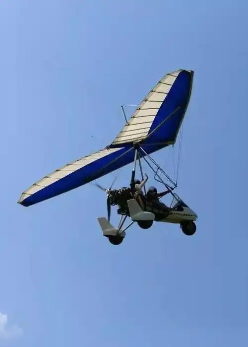 乘动力三角翼飞行在五百米高空,在热气球上感受天空的热情,背着滑翔伞