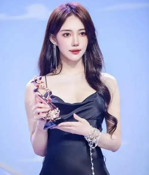 斗鱼王雨檬接受采访被pdd评价摄人心魄跻身舞蹈一姐之列