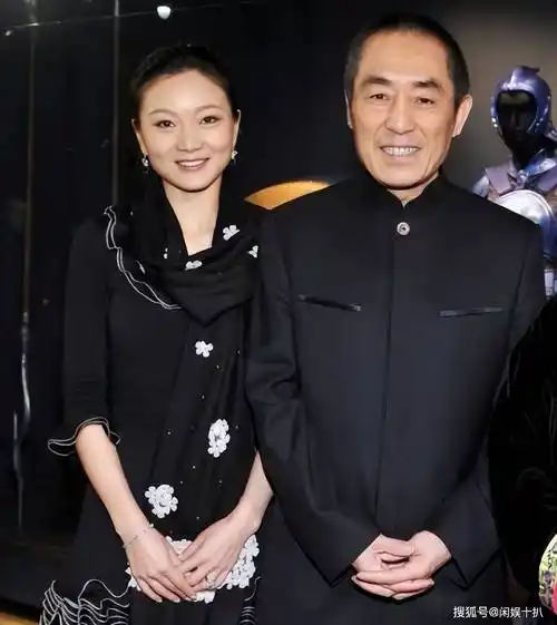 73岁张艺谋现状:白发老态,两子一女相继成年,妻子风韵犹存_肖华_生活