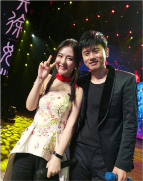 被传二胎再生女儿后,谢娜张杰始终未回应,夫妻俩悄悄"出现"送好友