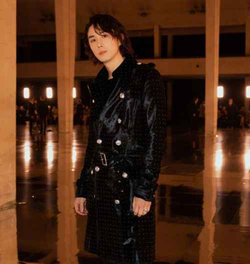 别再嫌弃李承铉长得丑了,看到他的古装照,我承认我羡慕戚薇了!_长发