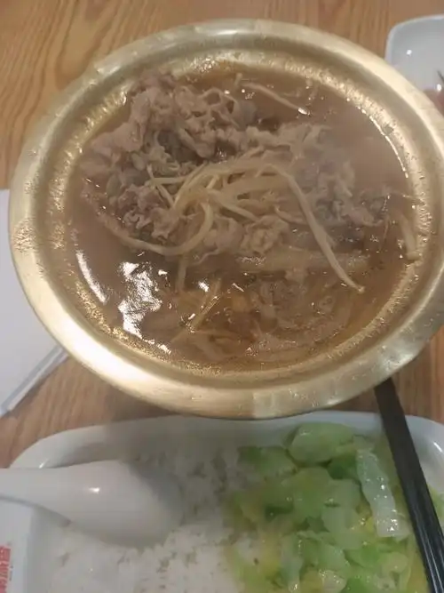 安格斯肥牛饭 烤肠2牛肉蛮多的,确实当之无愧招牌烤肠一般,不推荐小菜