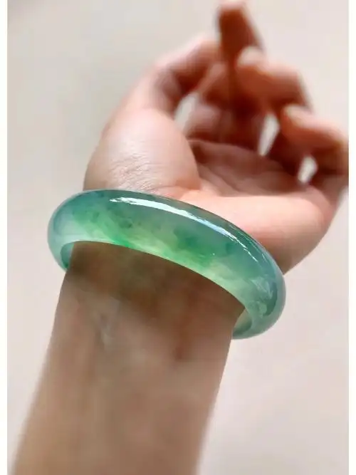 天然翡翠贵妃手镯