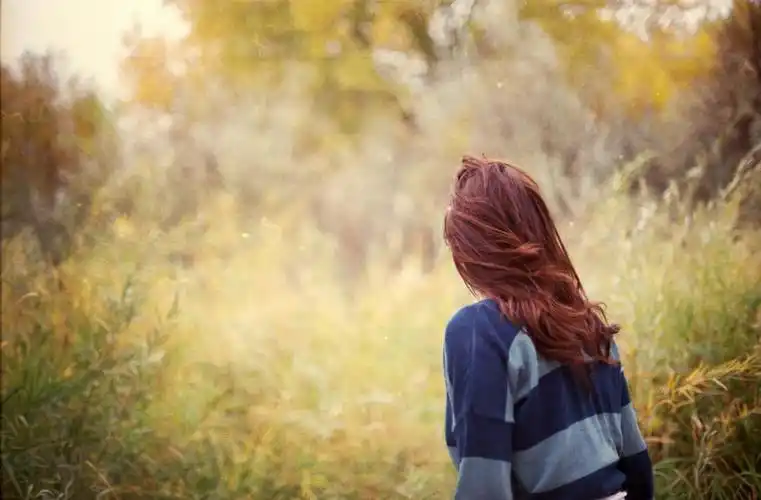 一个人远去伤感背影