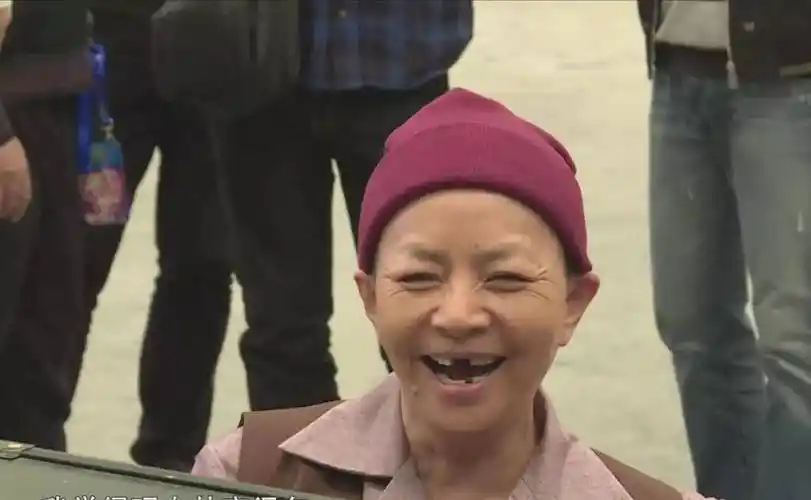 在素描开始之前,宋丹丹缺失的牙齿已经成为整个素描的焦点.