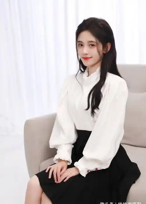 鞠婧祎穿半身裙细腰撩人演绎女神坐时尚到大腿也不怕展露