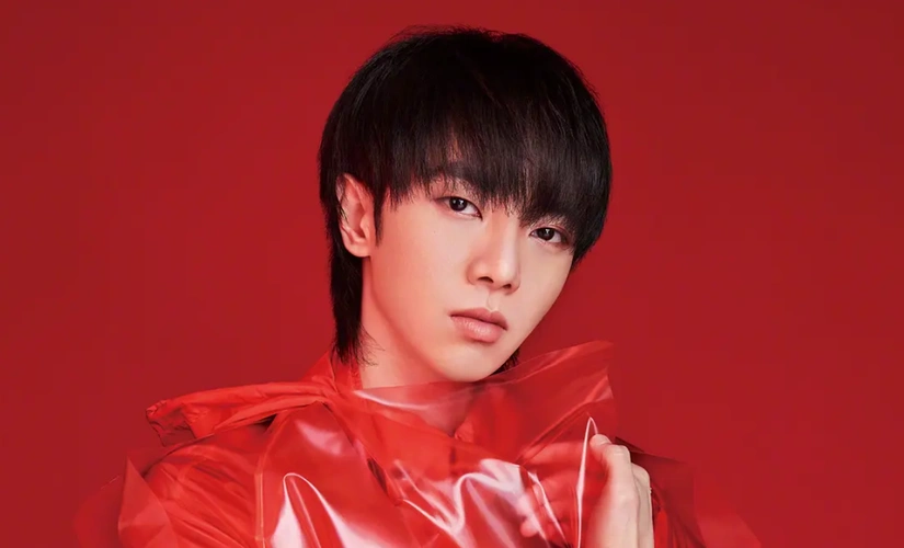 华晨宇扎小辫子参加活动格外抢眼