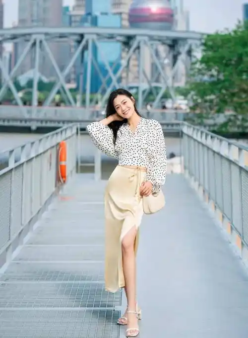 想要拍出更优雅有气质的照片,就要避免直直地站立不动,参考下图模特