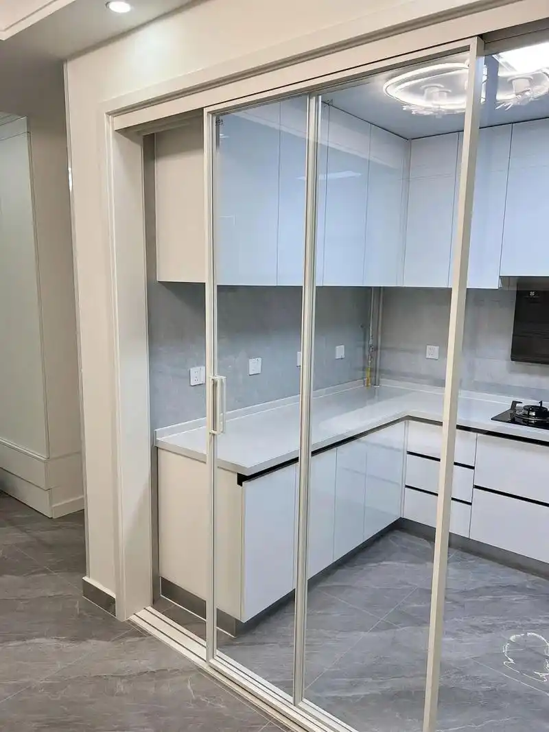 我家的白色厨房推拉门装好啦 来啦! 奶呼呼的白色推拉门.越看越喜欢.