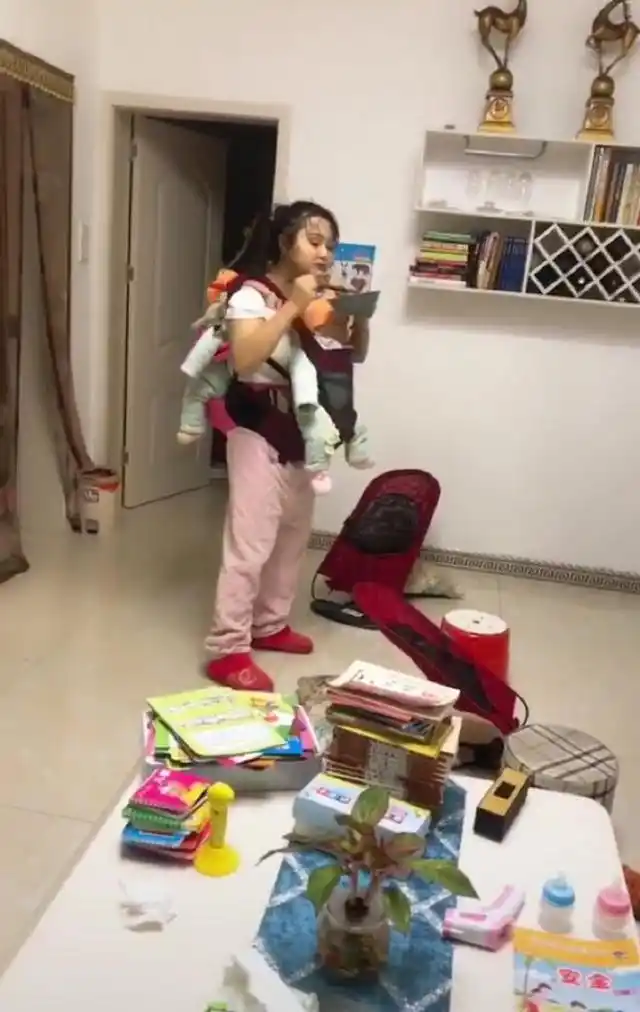 妈妈独自带双胞胎,前后各背一个,爸爸下班看到这画面太心酸了_孩子