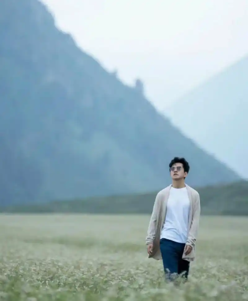 歌手李健说过:"我不太喜欢那些到四五十岁还一直为爱情折腾,把自己弄