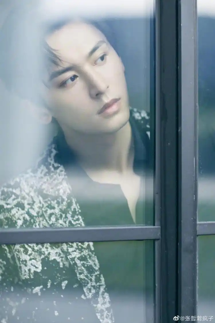 张哲瀚高定西服造型俊朗帅气