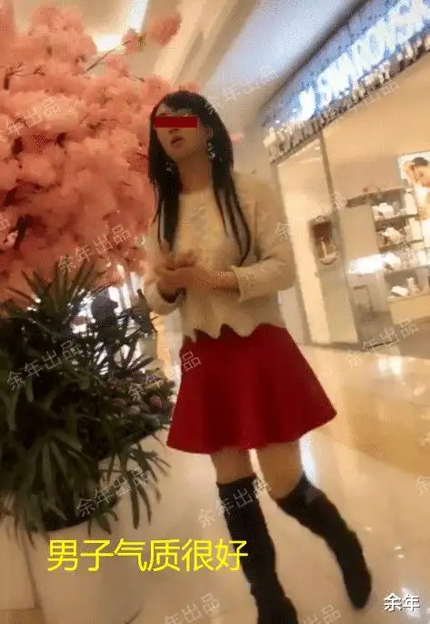 陕西西安一男子穿长裙扮女装坚持多年似乎在等什么人