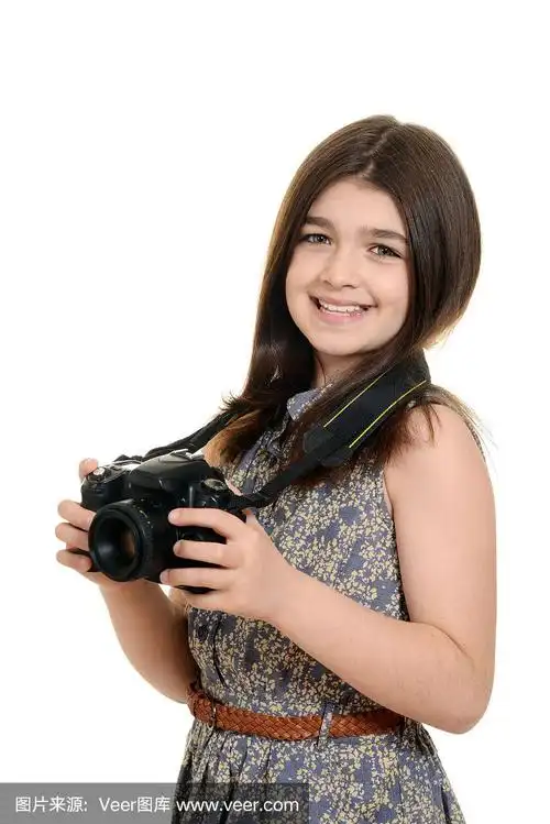 小女孩拿着单反相机