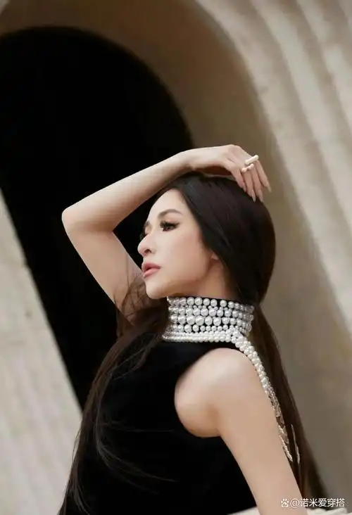 萧亚轩的身材管理和恋爱秘籍都想要!抹胸裙展示好身材!惊住了!