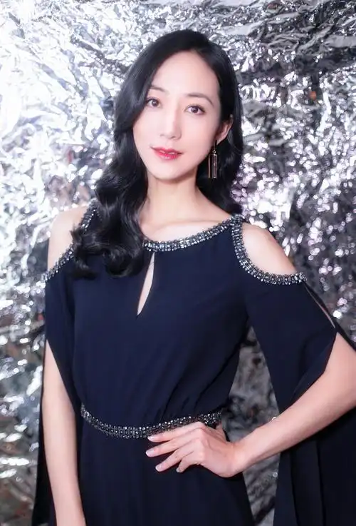 韩雪活动美照身穿一款深蓝色礼服优雅大气