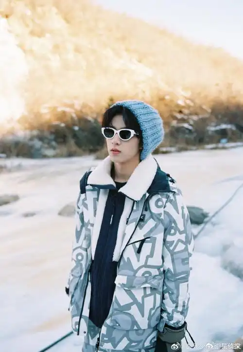 刘耀文雪地照#刘耀文蓝色针织帽77雪地穿搭,雪地小企鹅上线,好撬
