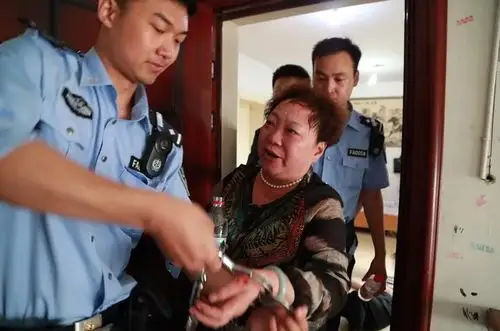 合肥一女老赖太丢人!"一哭二闹三躺"丑态百出!最终被拘留