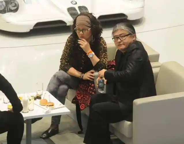 卢璐为刘欢庆56岁生日,亲自下厨手写祝福,落款看了很暖心_生活_眼神