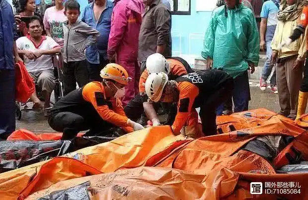 印尼海啸遇难者遗体被排在街道上 5岁男孩被埋12个小时奇迹生还