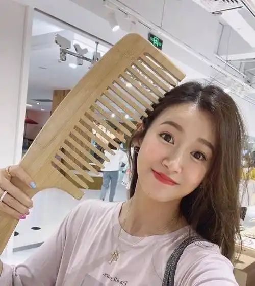 张子萱居家带娃晒美照,嘟嘴卖萌捧脸自拍,扎麻花辫少女感十足_镜头_穿