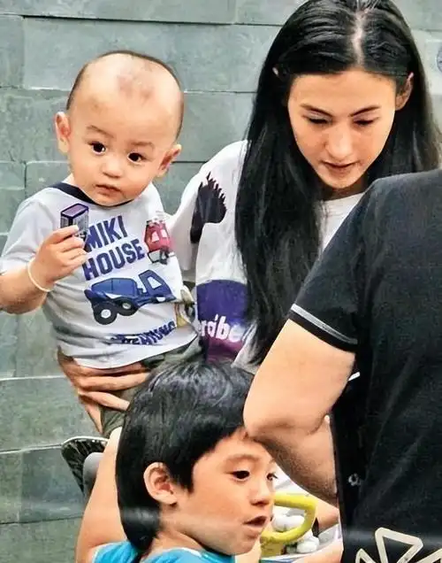 张柏芝包场为小王子庆生5岁张礼承首露正面照网友颜值好高