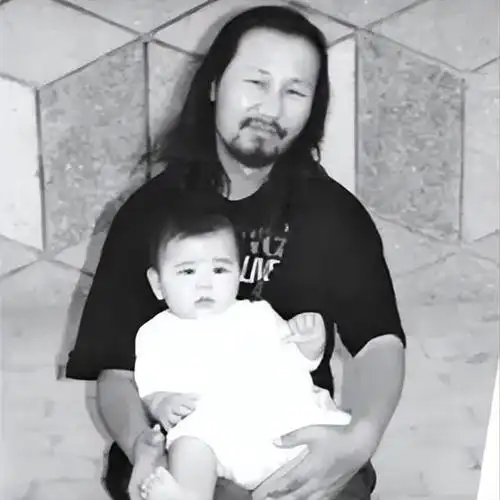 回顾腾格尔喝酒散尽百万家财妻子离开女儿去世他经历了什么