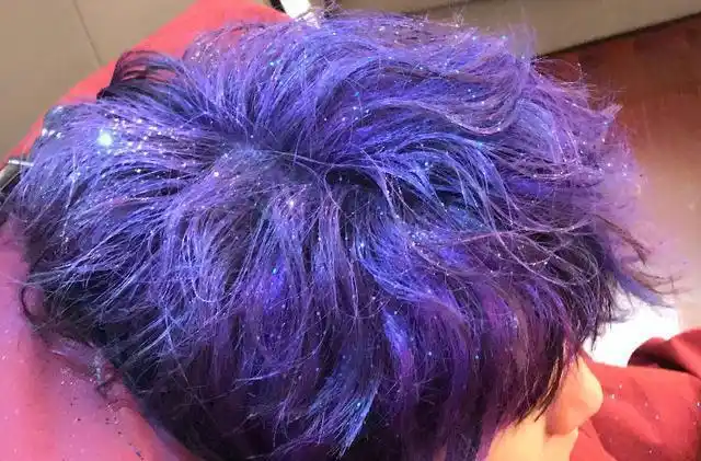 王俊凯一头紫色星辰发型太惊喜!怪不得国民洗发水都看中他!