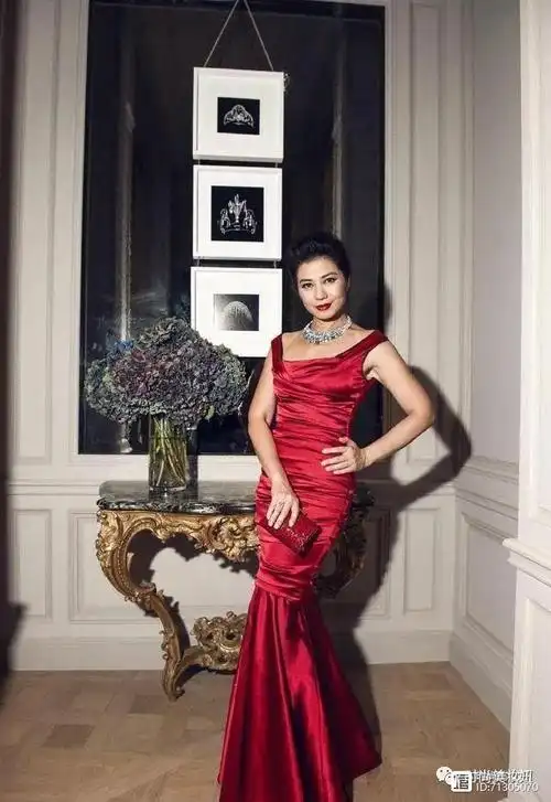 钟楚红果然是"一代女神",穿条纹连衣裙配丸子头,回眸一笑好惊艳