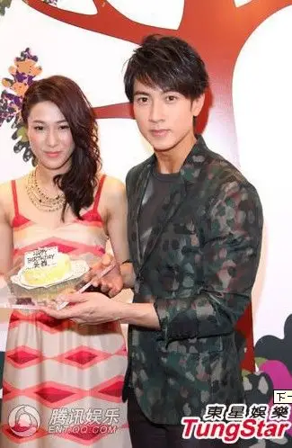 钟嘉欣吴尊尴尬撞脸 面面相觑坦言的确神似(组图)