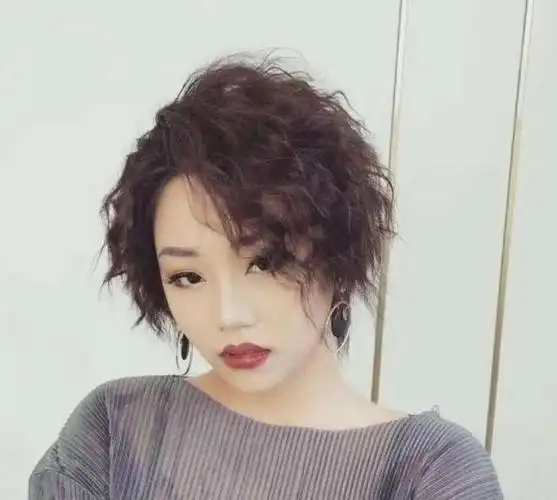 脸小发量少的中年妇女适合什么发型,看完涨知识了!