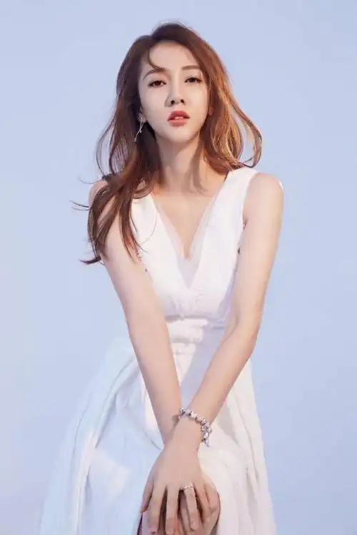 回顾有一种情商洼地叫做弦子19岁出道歌比人红不会说话是伤