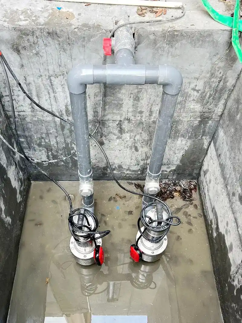 雨水坑抽水.工地安装现场,进口潜水潜水泵,一用一备 #戴博潜 - 抖音